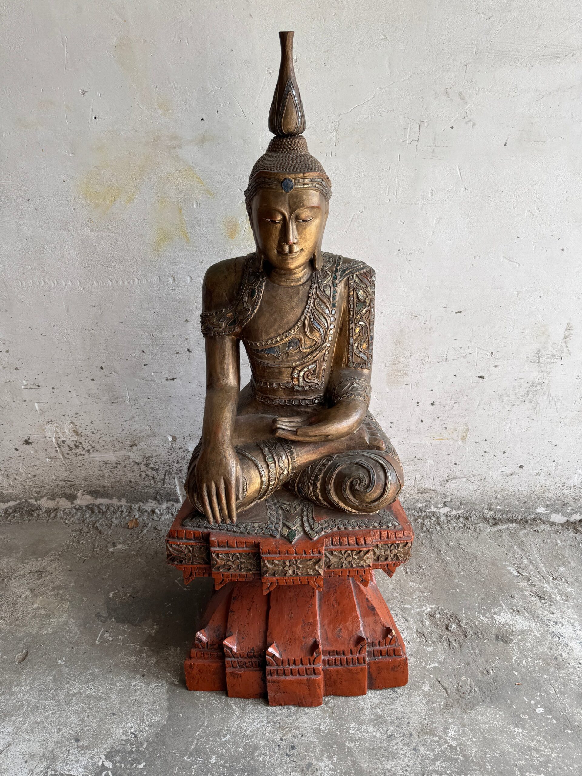 Het Majestueuze Grote Boeddha Beeld: Een Symbool van Rust en Verlichting