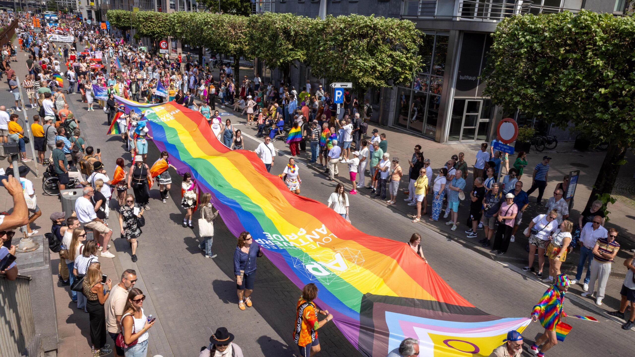De Regenboog van Antwerpen: Ontdek de Levendige LGBTQ+ Gemeenschap